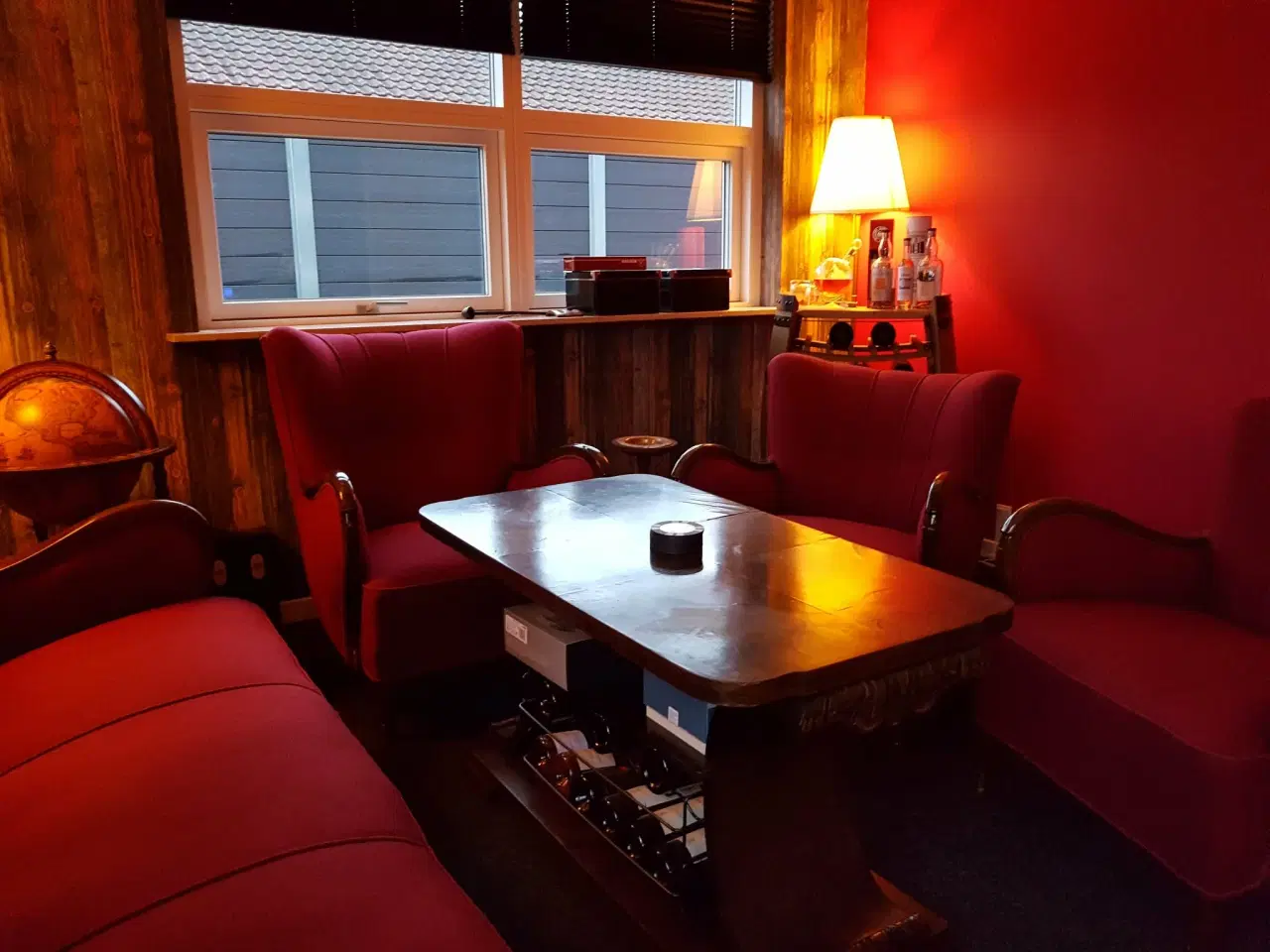 Billede 2 - Sofagruppe med bord i rødt stof