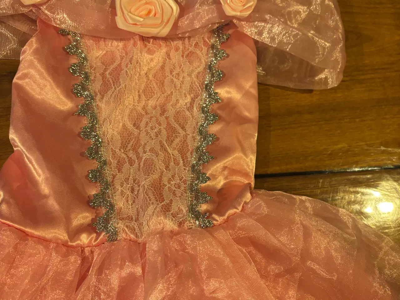 Billede 2 - Prinsessekostume str 3-5 år