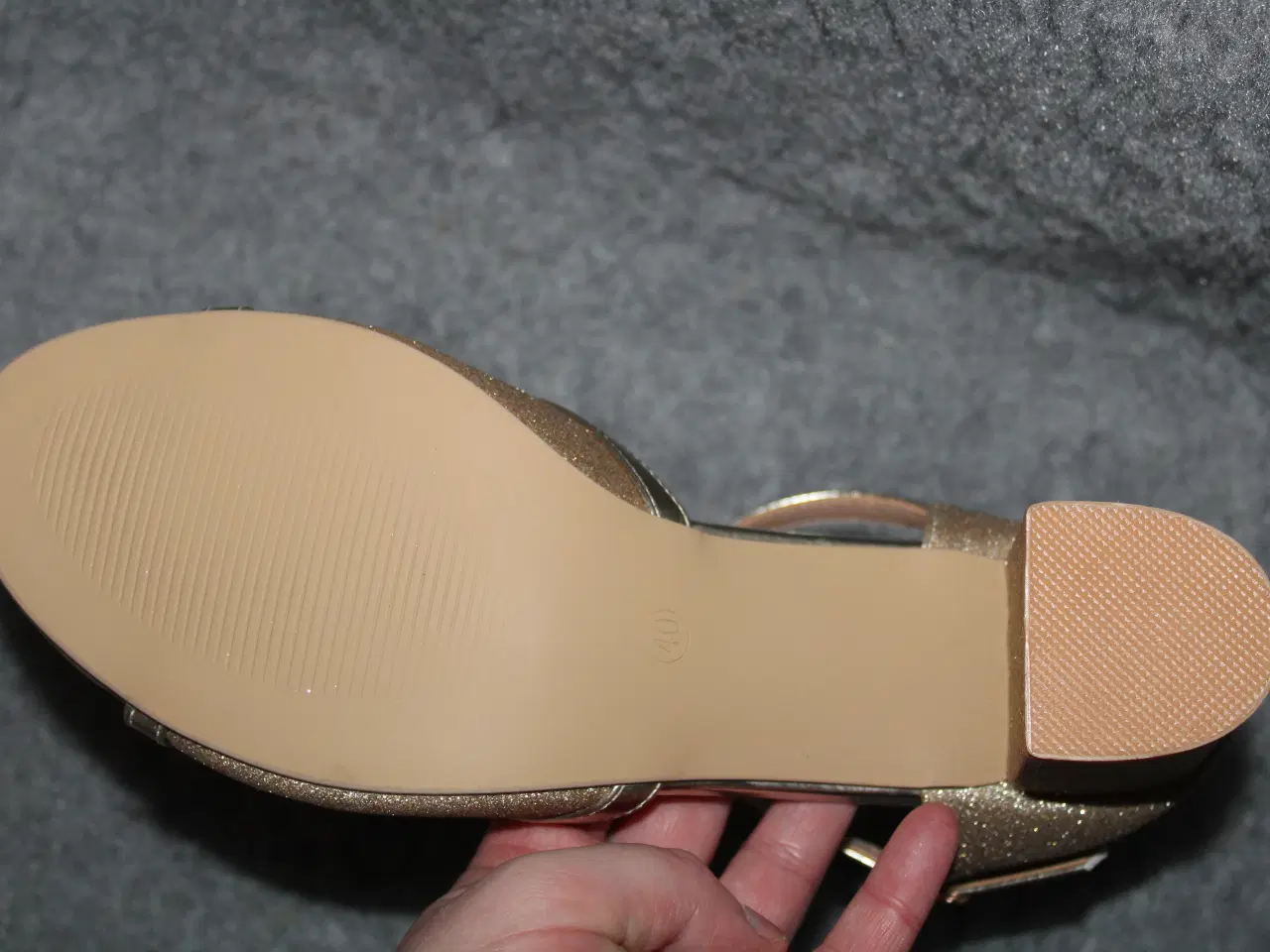 Billede 4 - Guld farvet sandal m. rem str. 40 og hæl er 6,7 cm