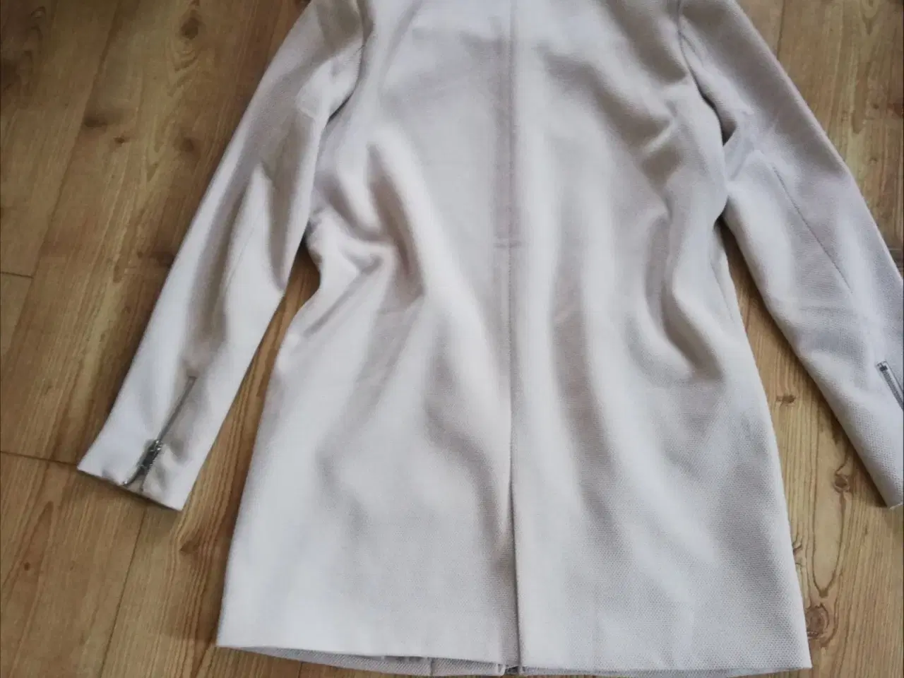 Billede 3 - Flot Ny  Beige  Vero Moda frakkee