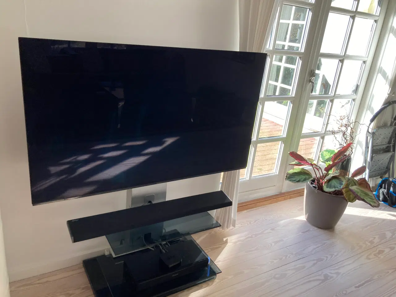 Billede 3 - Tv bord/stander med glasplader