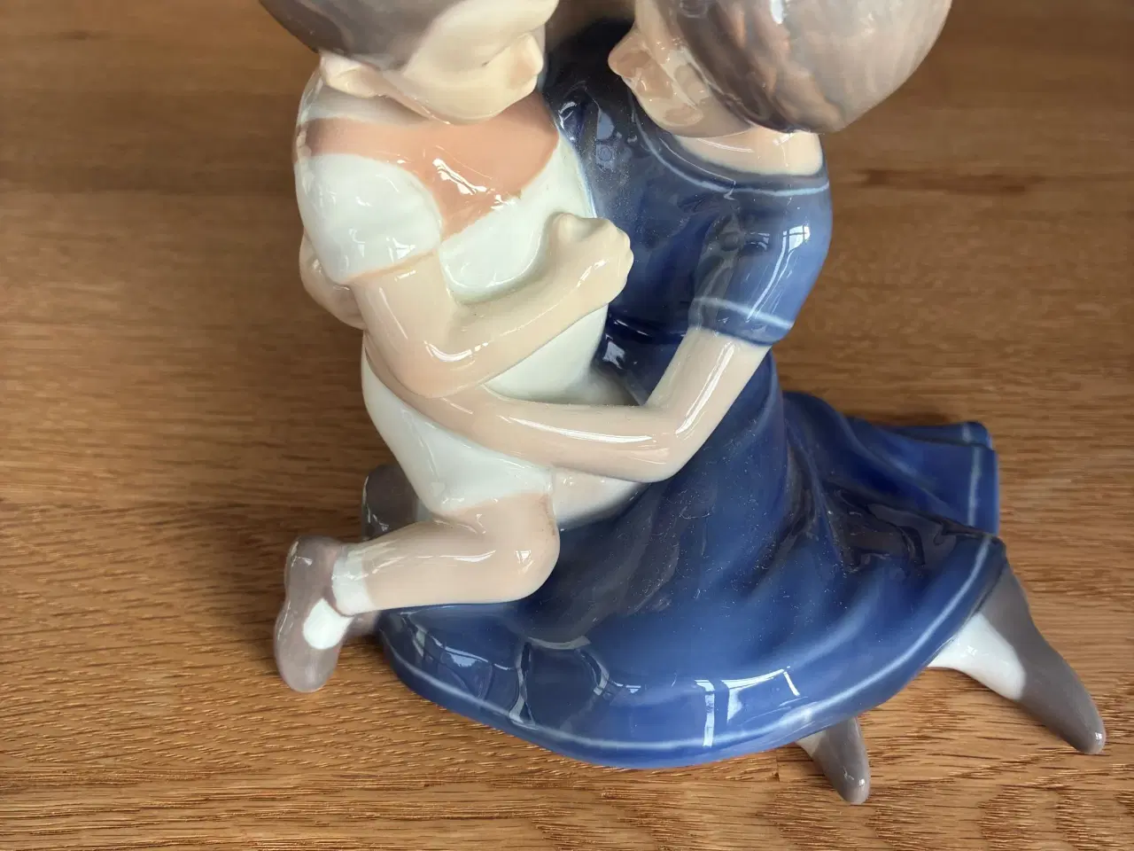 Billede 1 - Bing & Grøndahl porcelænsfigur 1568 pige m/bror