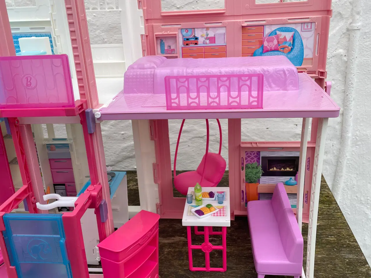 Billede 3 - Barbiehus med tilbehør