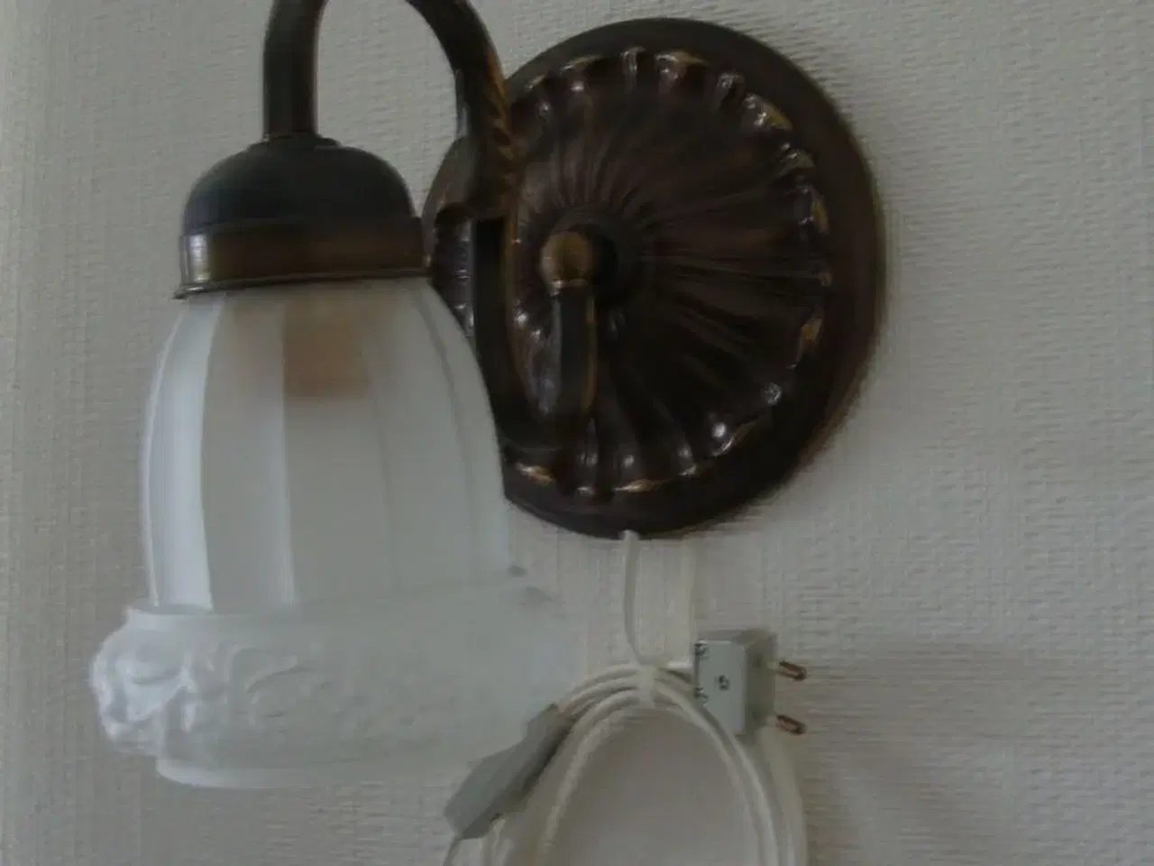 Billede 3 - Gammel væglampe med glasskærm 