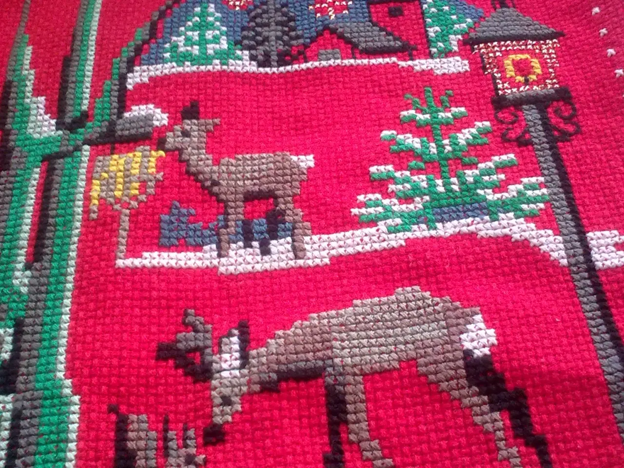 Billede 3 - Rød bordløber m rådyr julebroderi lysedug