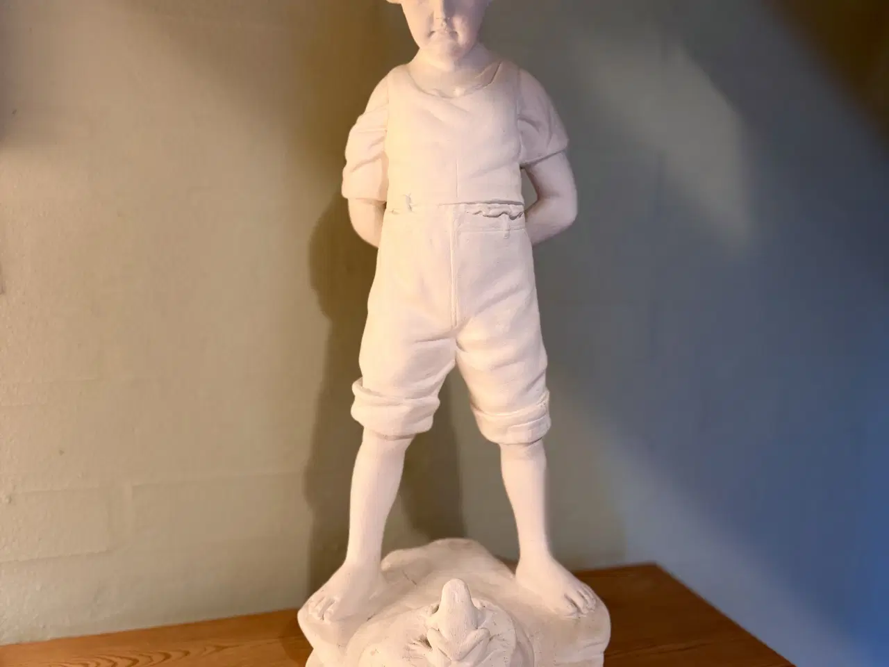 Billede 2 - Gipsfigur - dreng med tudse
