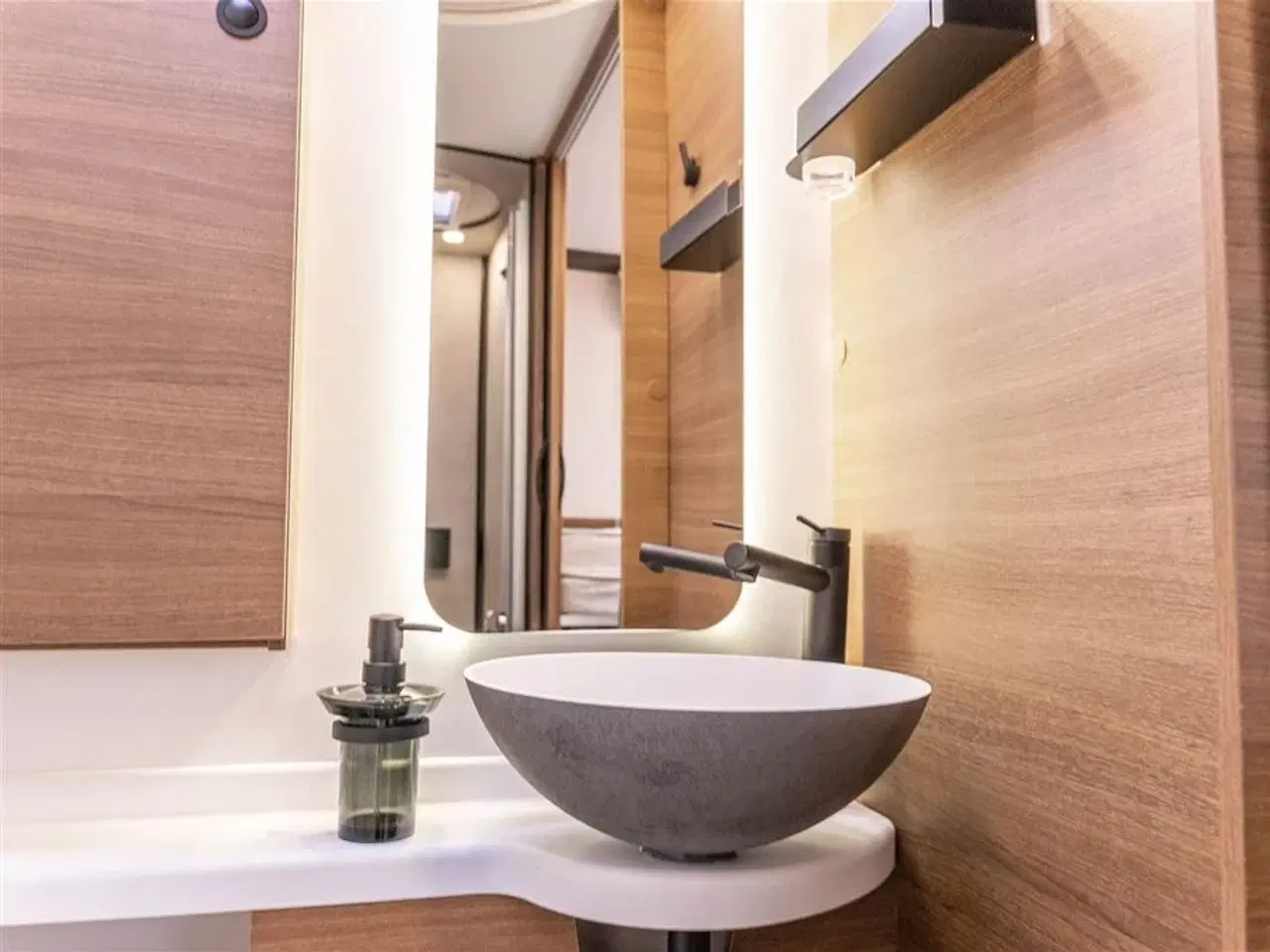 Billede 32 - 2026 - Benimar Mileo 268 Skandinavisk design og komfort året rundt