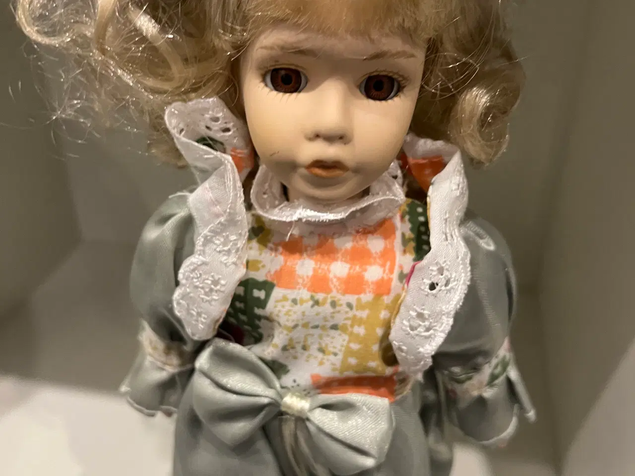 Billede 2 - Porcelænsdukke str 26 cm
