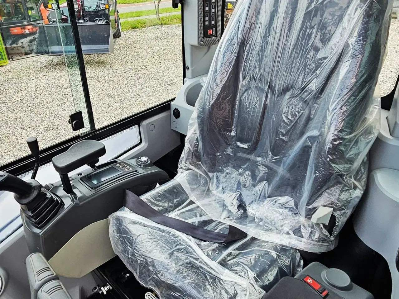 Billede 13 - Eurotrac HE26-SR / fabriksny / Engcon rotortilt / Yanmar motor / skovlsæt