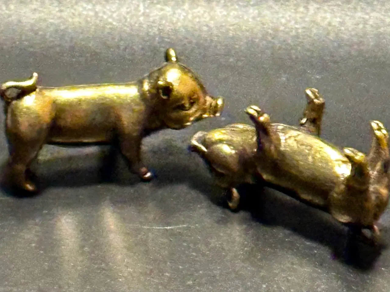 Billede 7 - To miniature grisefigurer håndstøbt af messing