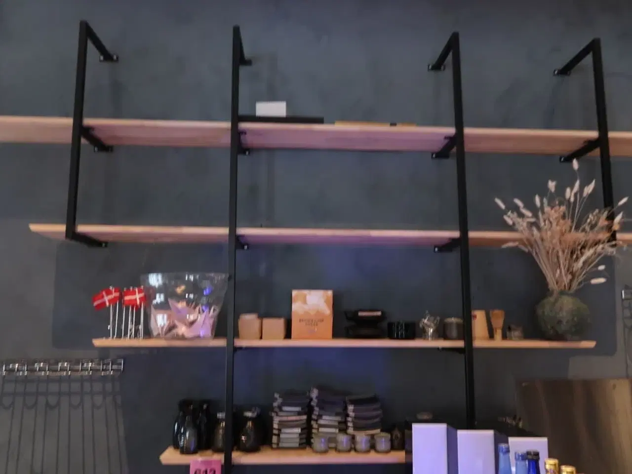 Billede 1 - Reol med indhold