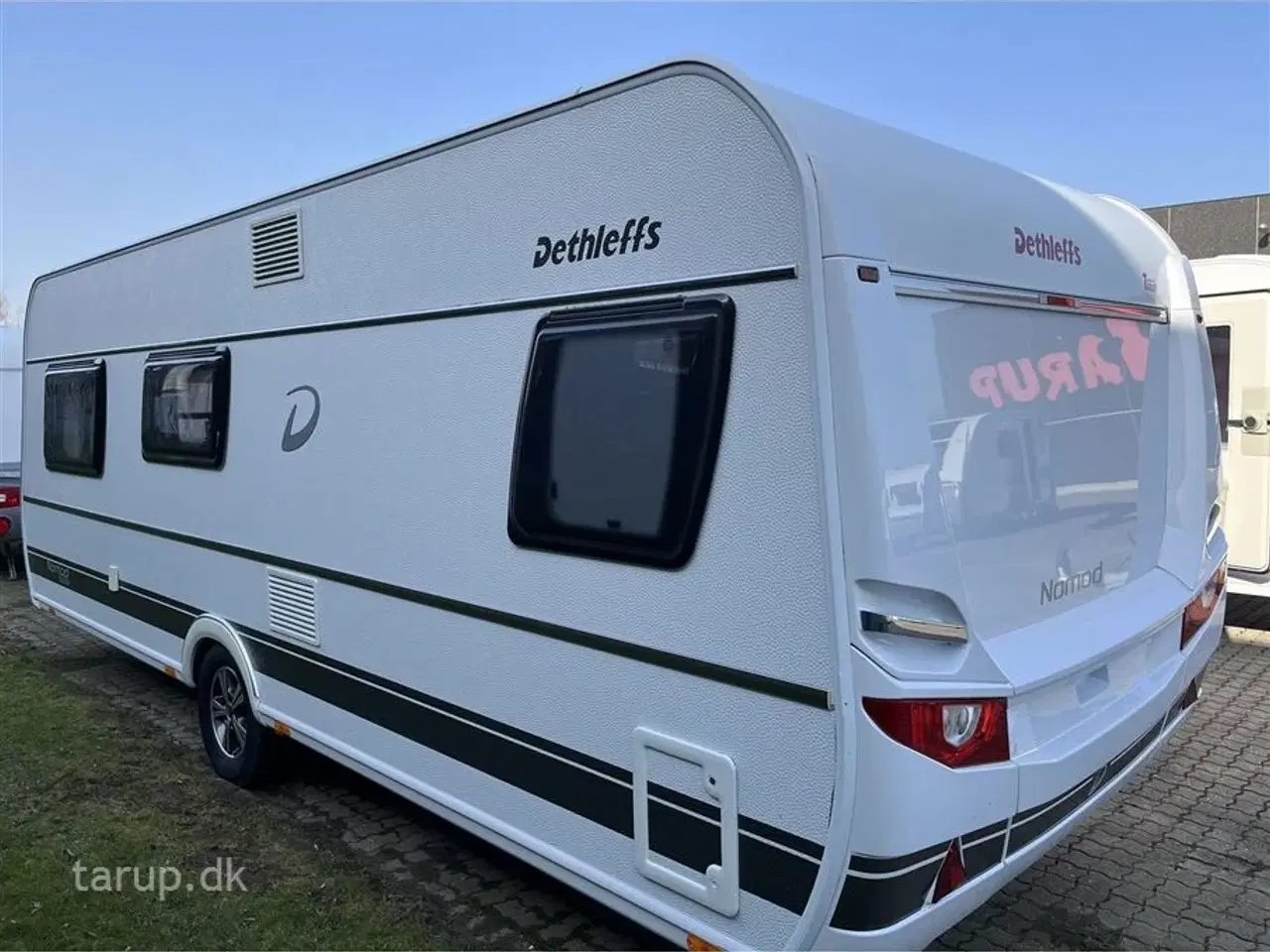 Billede 4 - 2020 - Dethleffs Nomad Snow 590 RF   Fortelt: Isabella Commodore, mover, ALDE centralvarme, vandbåren gulvvarme, rundsiddegruppe, tv-antenne, stort 140 l. køleskab m/ fryser,