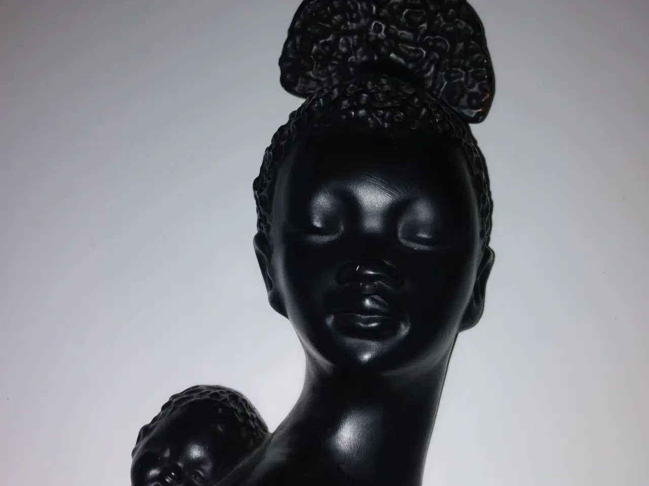 Billede 2 - Flot figur med afrikansk dame med barn