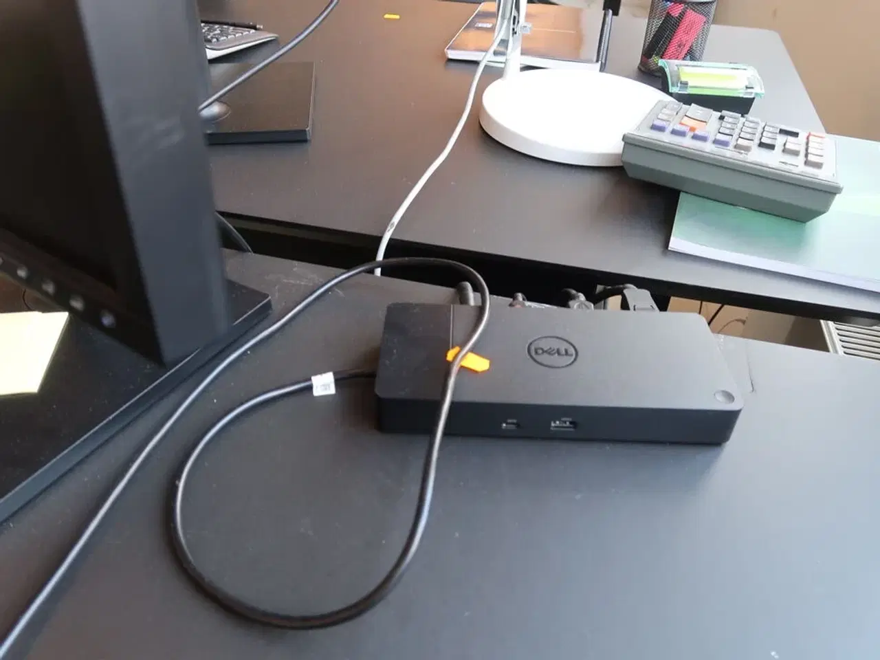 Billede 2 - 2 stk. computerskærme SAMSUNG S24E450, dockingstation DELL, tastatur, mus