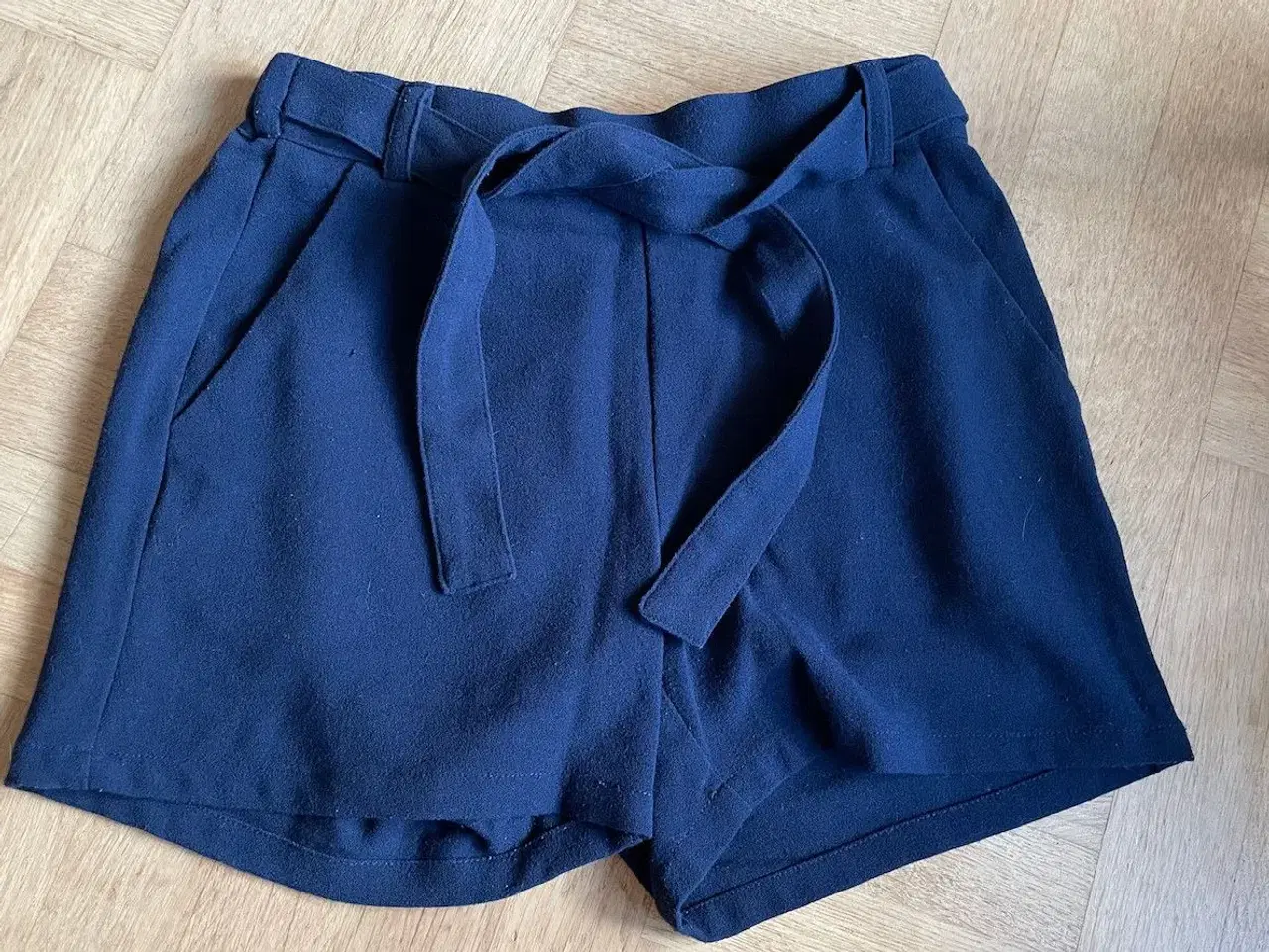 Billede 1 - Blå shorts med bælte 