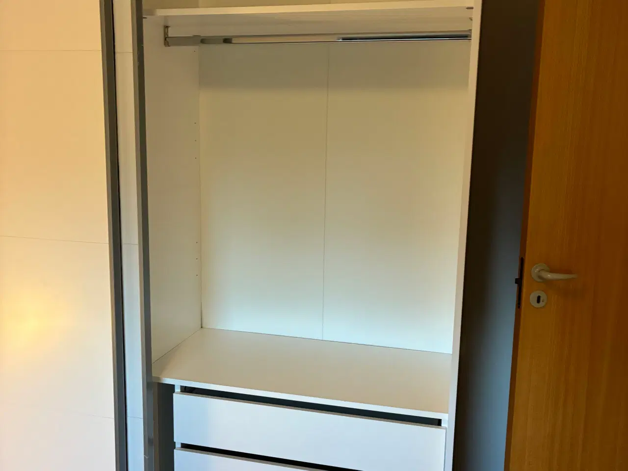 Billede 2 - Flot garderobeskab, hvis