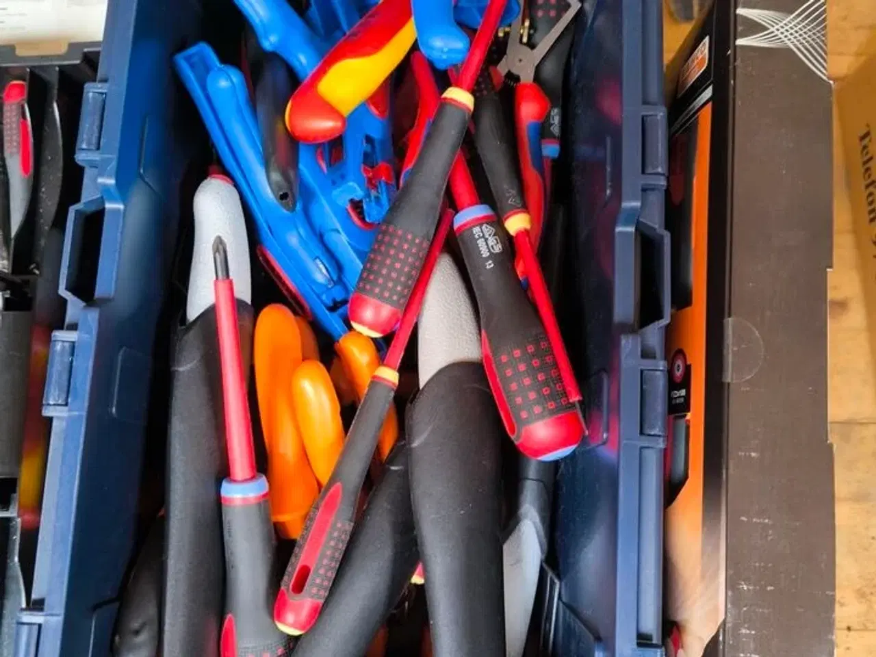Billede 3 - Værktøjskasse inkl. ubrugte elektriker skruetrækkere m.v. (se billeder)