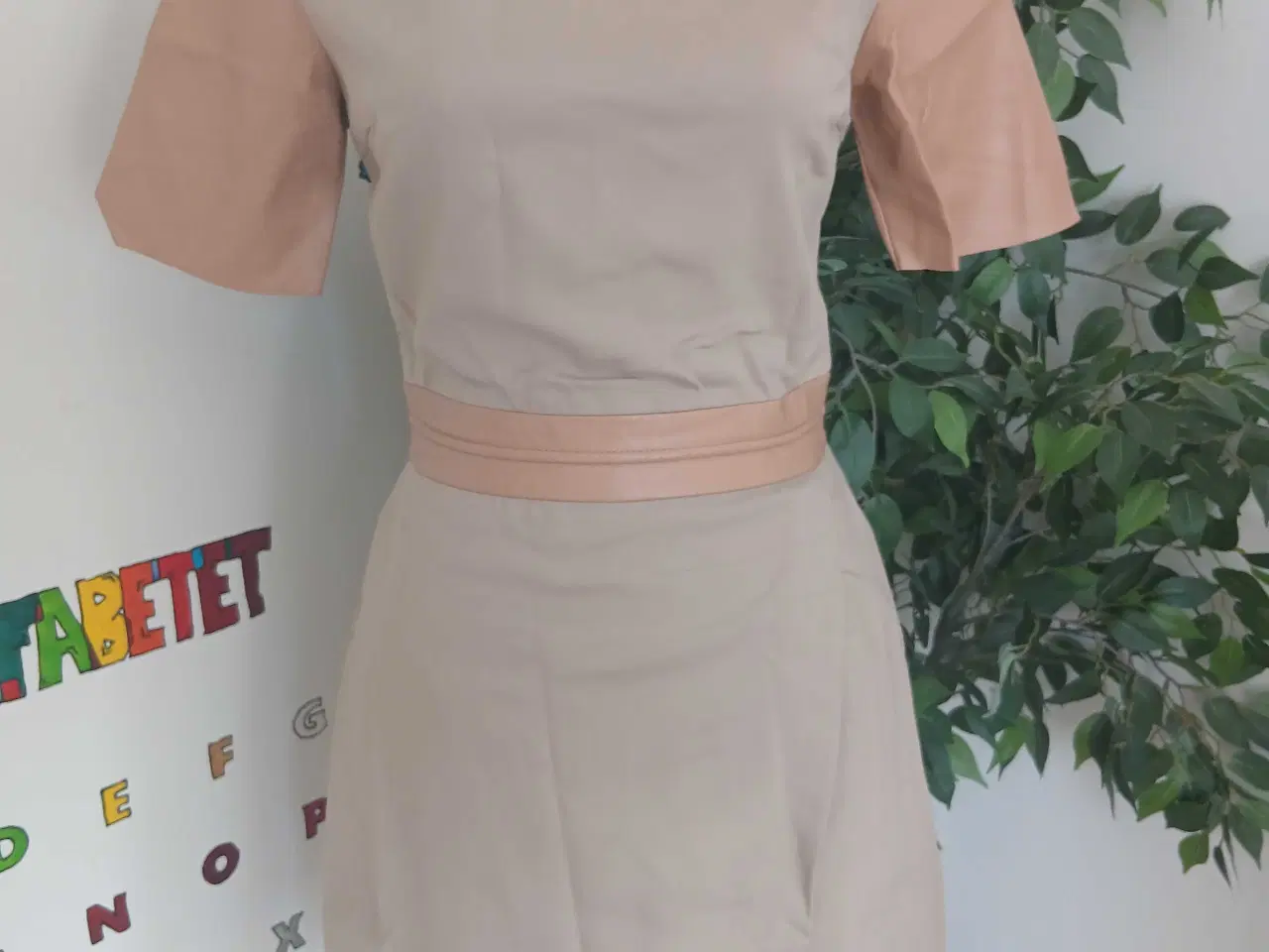 Billede 1 - Kjole. J Lindbergh. Small/36