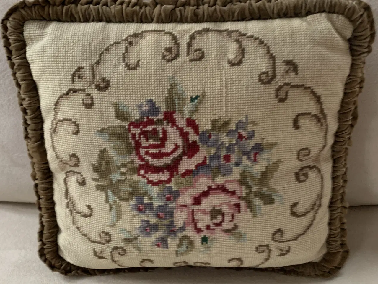 Billede 8 - Broderede vintagesofapuder i fin stand