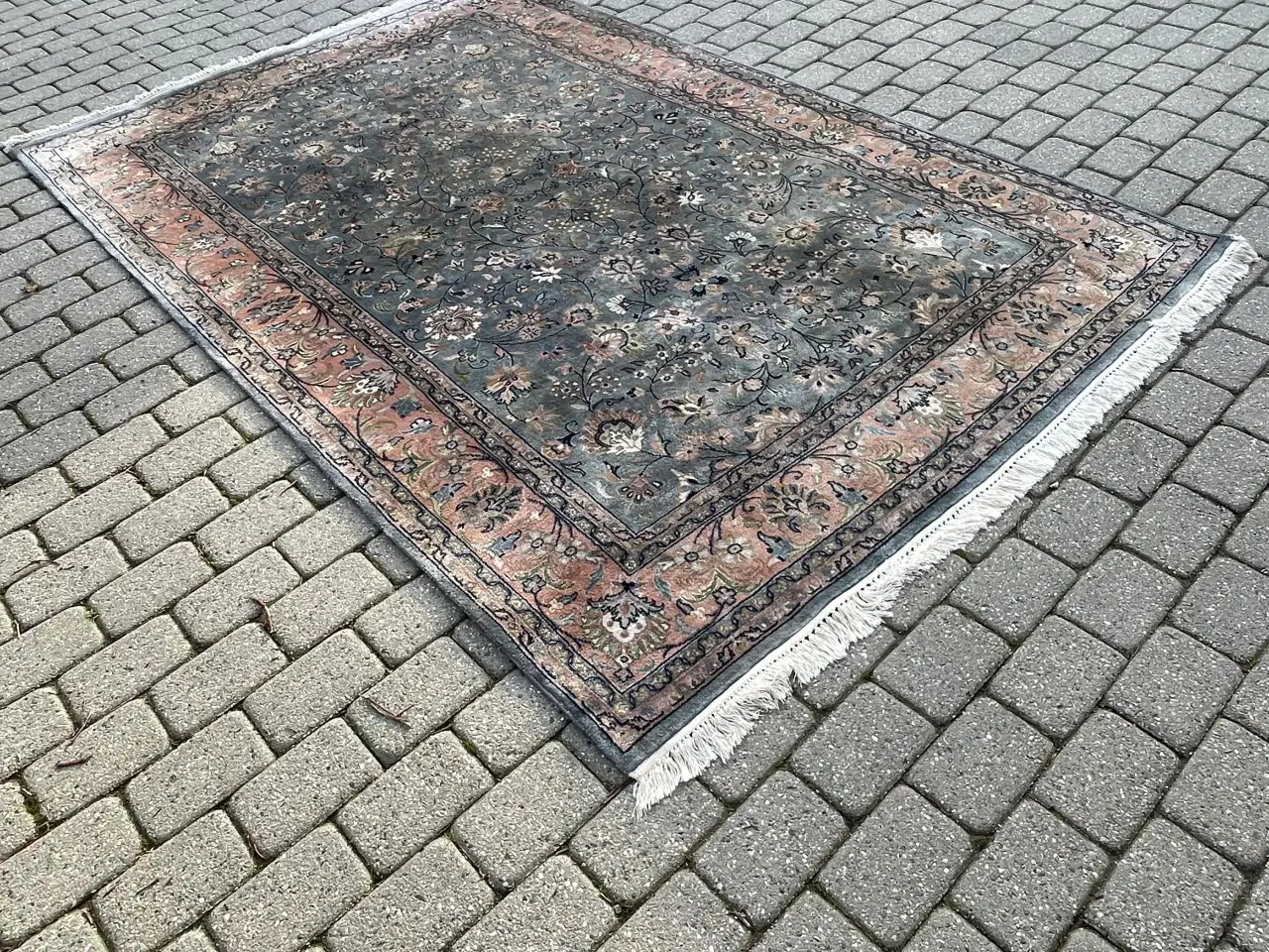Billede 2 - Stort og smukt ægte tæppe