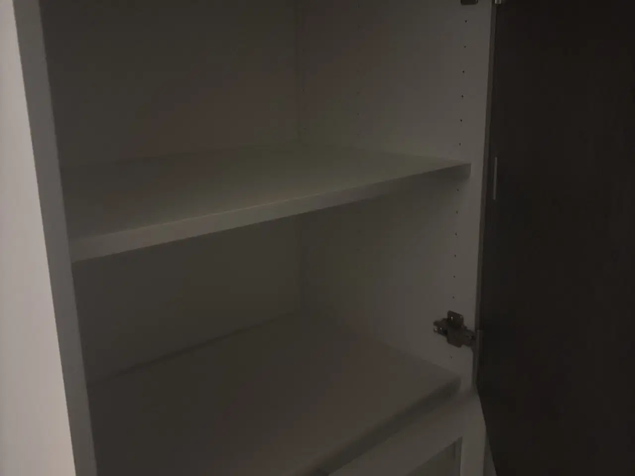 Billede 4 - Hvidt vitrineskab med Stone-look låger