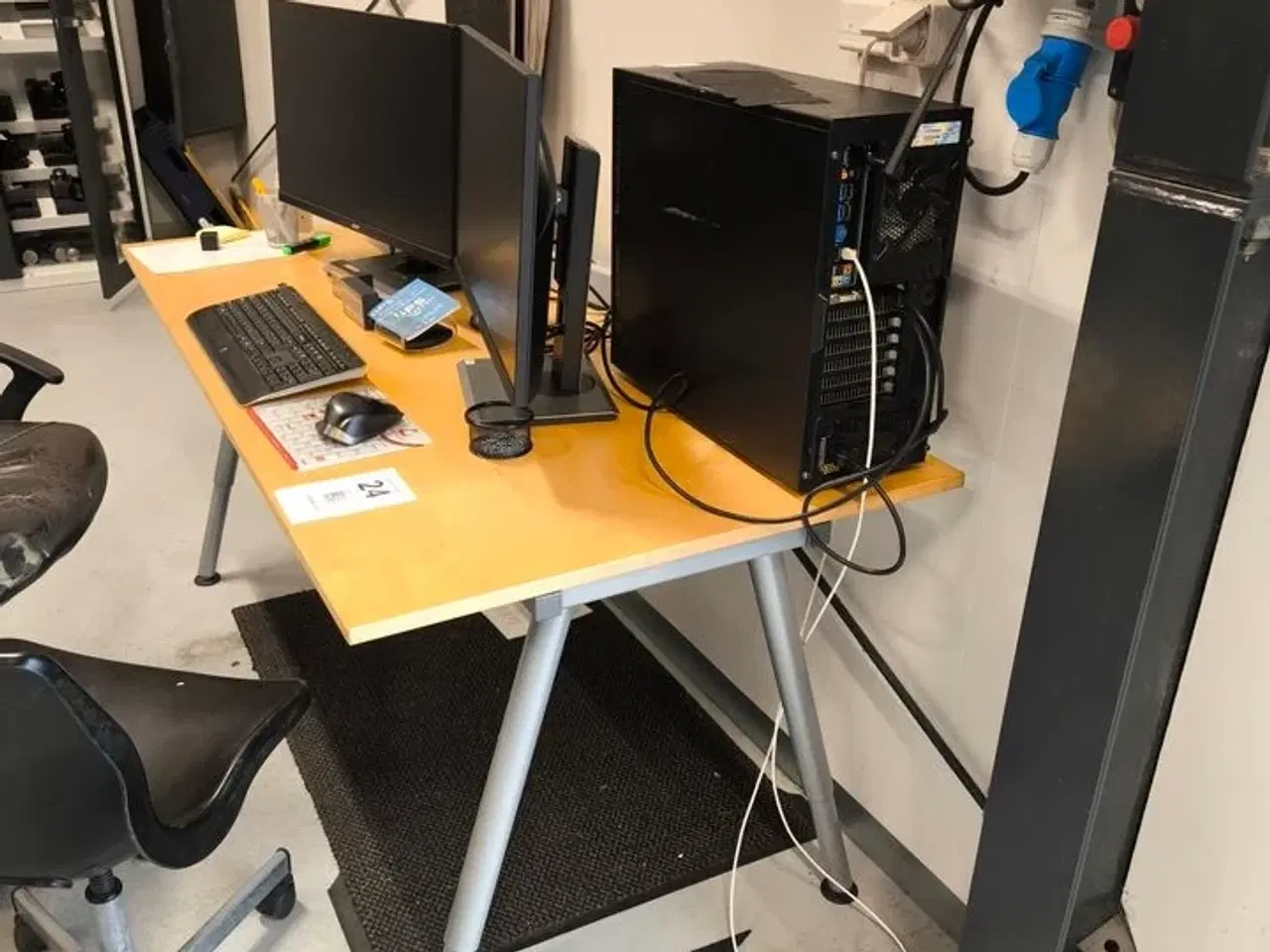 Billede 2 - Skrivebord inkl. indhold