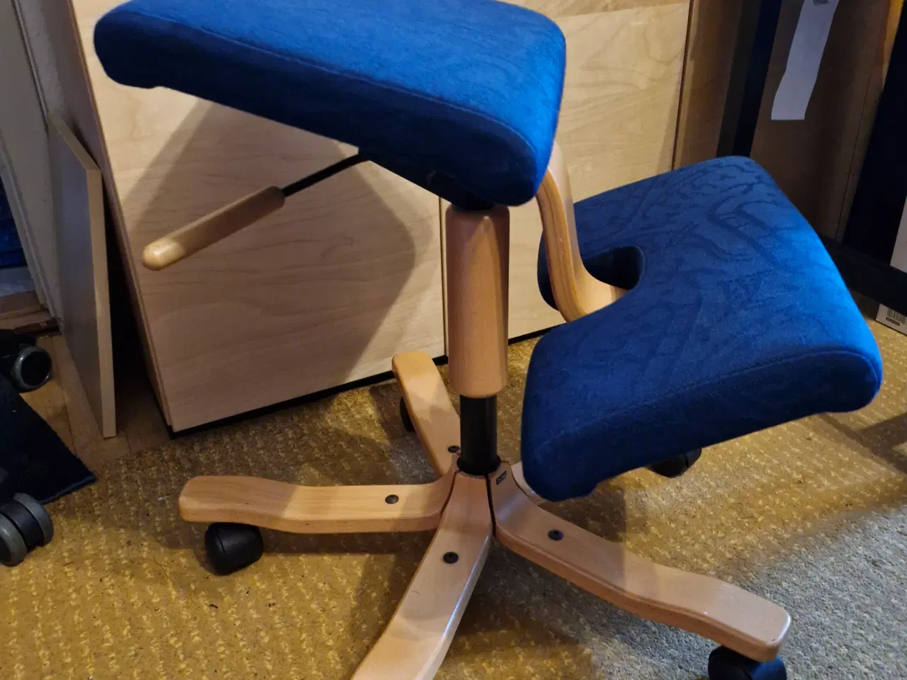 Billede 2 - Stokke knæstol blå træ base