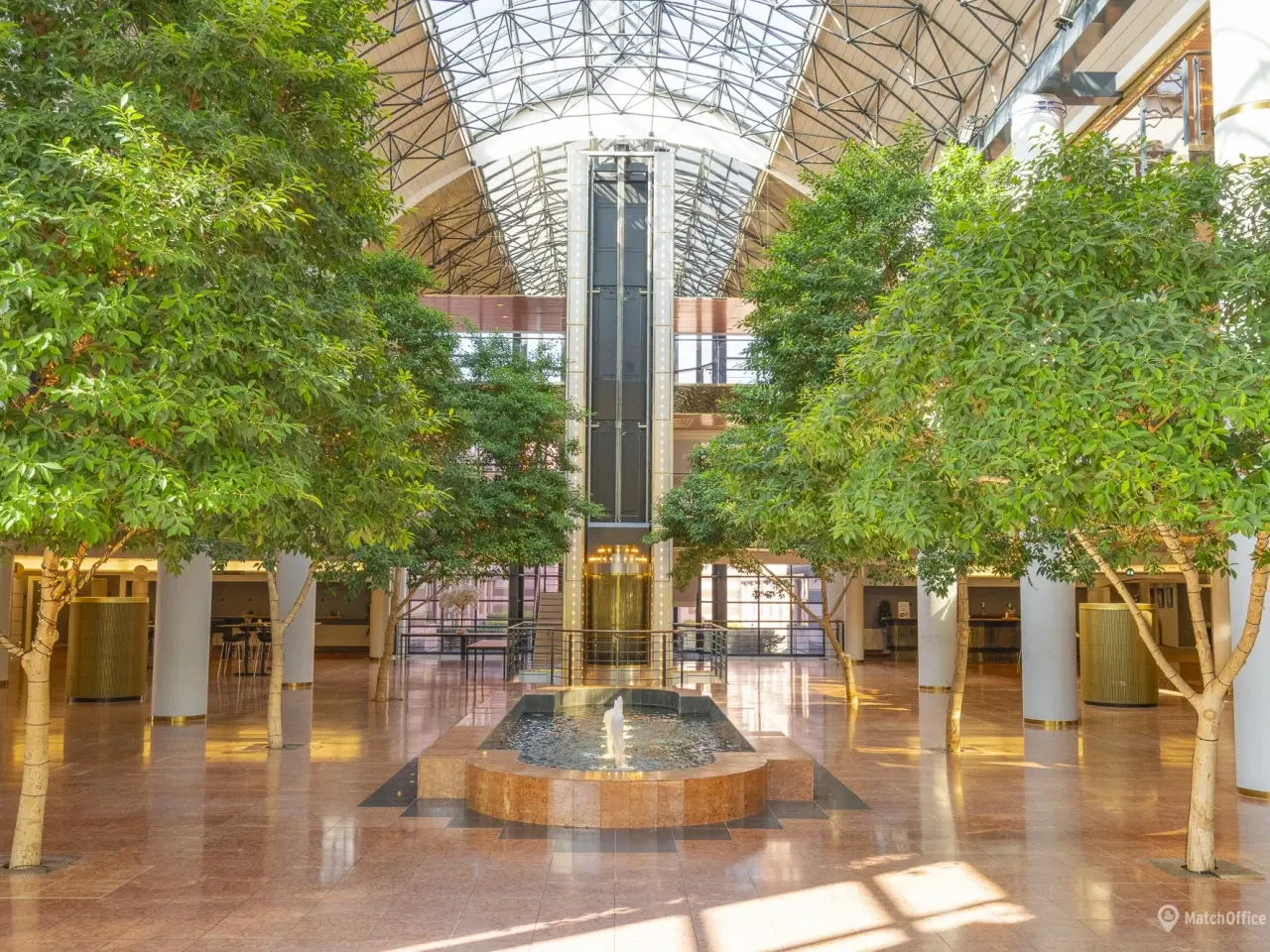 Billede 5 - FLERBRUGEREJENDOM m. kantine. reception og gratis parkering - LEJEMÅL TIL ISTANDSÆTTELSE