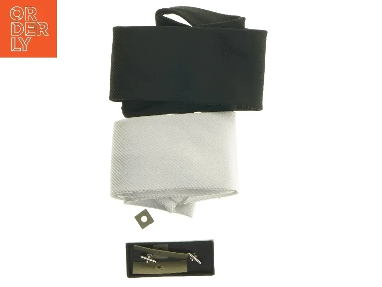 Billede 3 - Sæt med slips og manchetknapper (str. 152 cm)