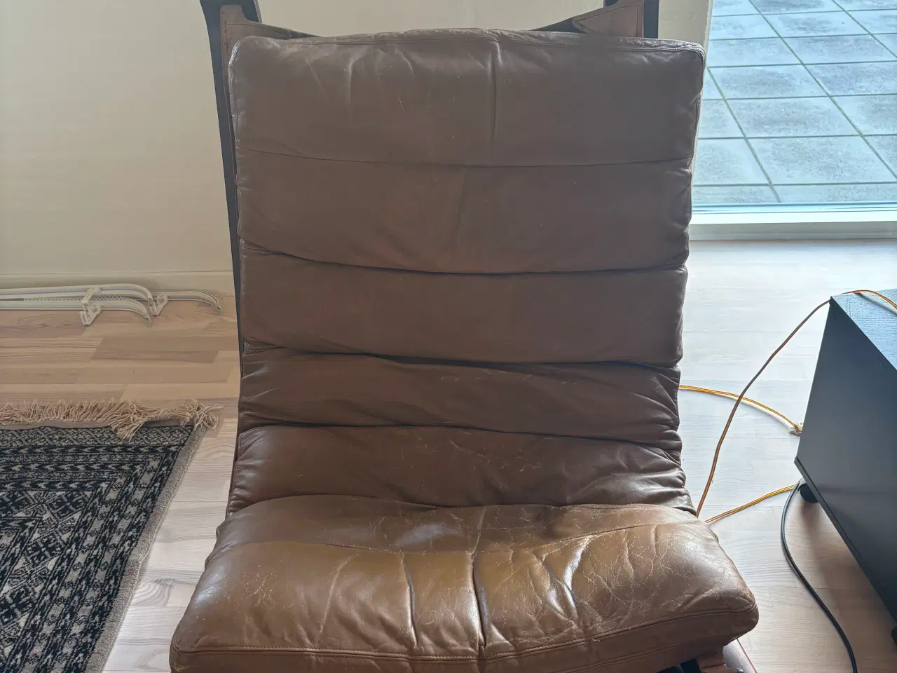 Billede 1 - Lænestol med læderhynde. Kræver et mindre rep.