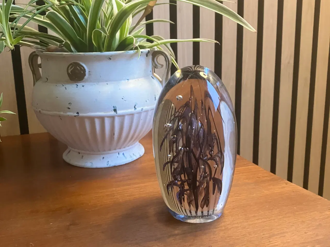 Billede 1 - Håndlavet brevpresser i glas med lilla dekoration