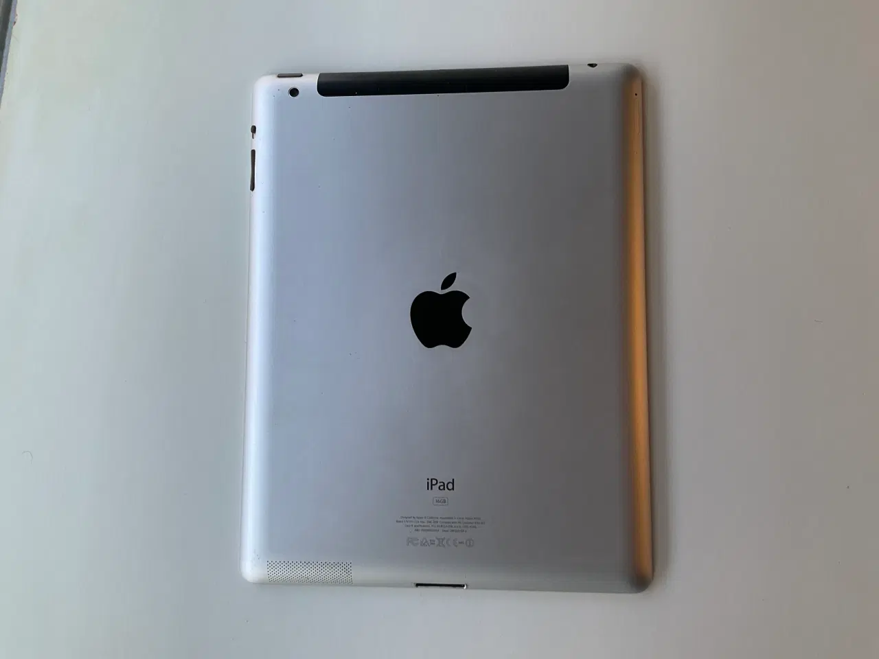 Billede 2 - Apple iPad tablet 16 GB med opladerkabel.