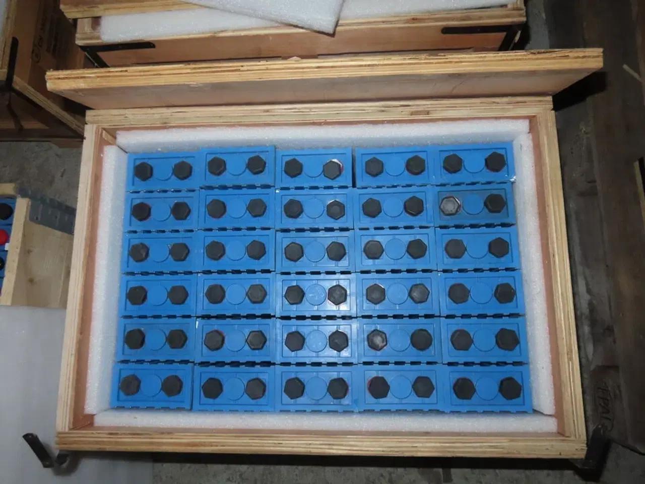 Billede 2 - Kasse med 30 stk lithium ion batterier CALB