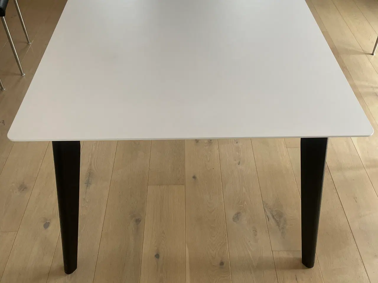 Billede 1 - Spisebord i hvid højtrykslaminat 