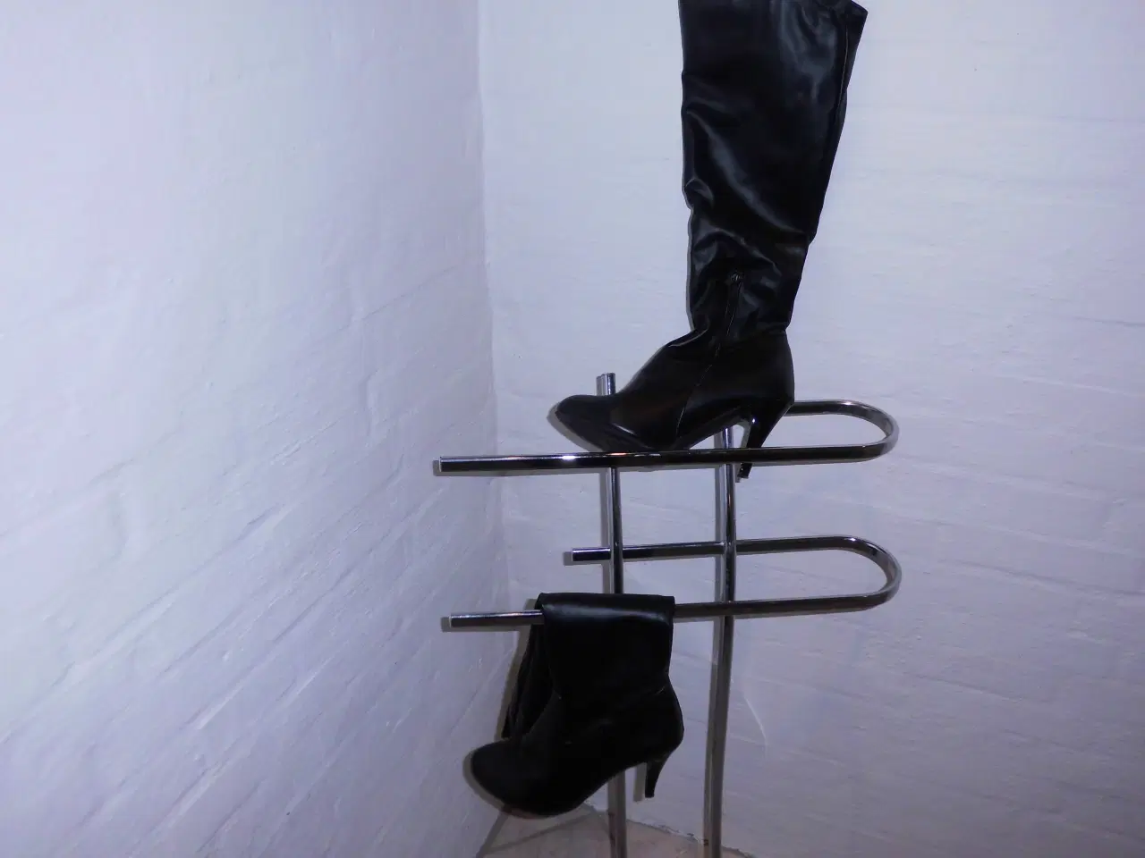 Billede 2 - Støvler med hæl i imiteret skind