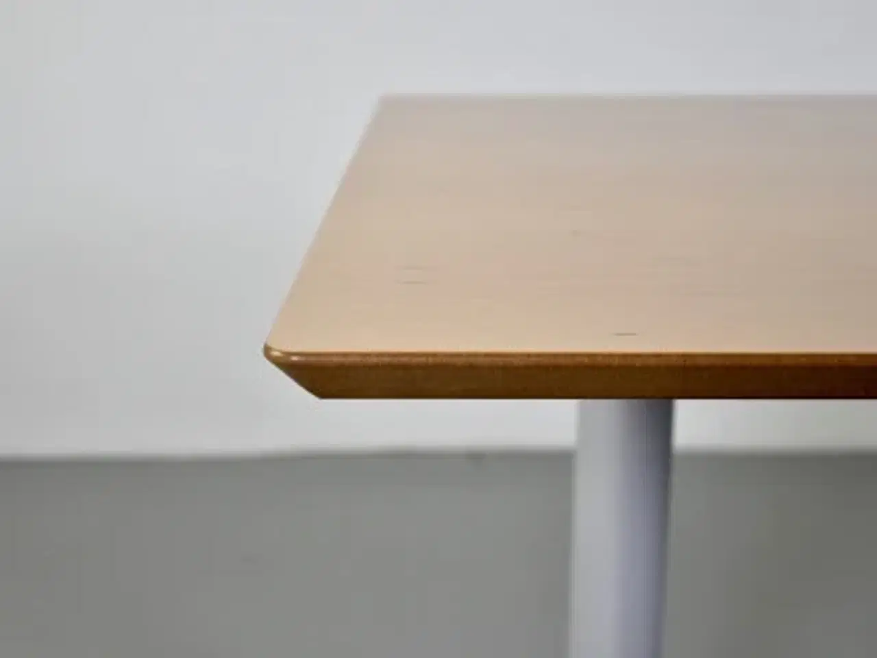 Billede 7 - Fumac hæve-/sænkebord med bøgefiner, 160 cm.