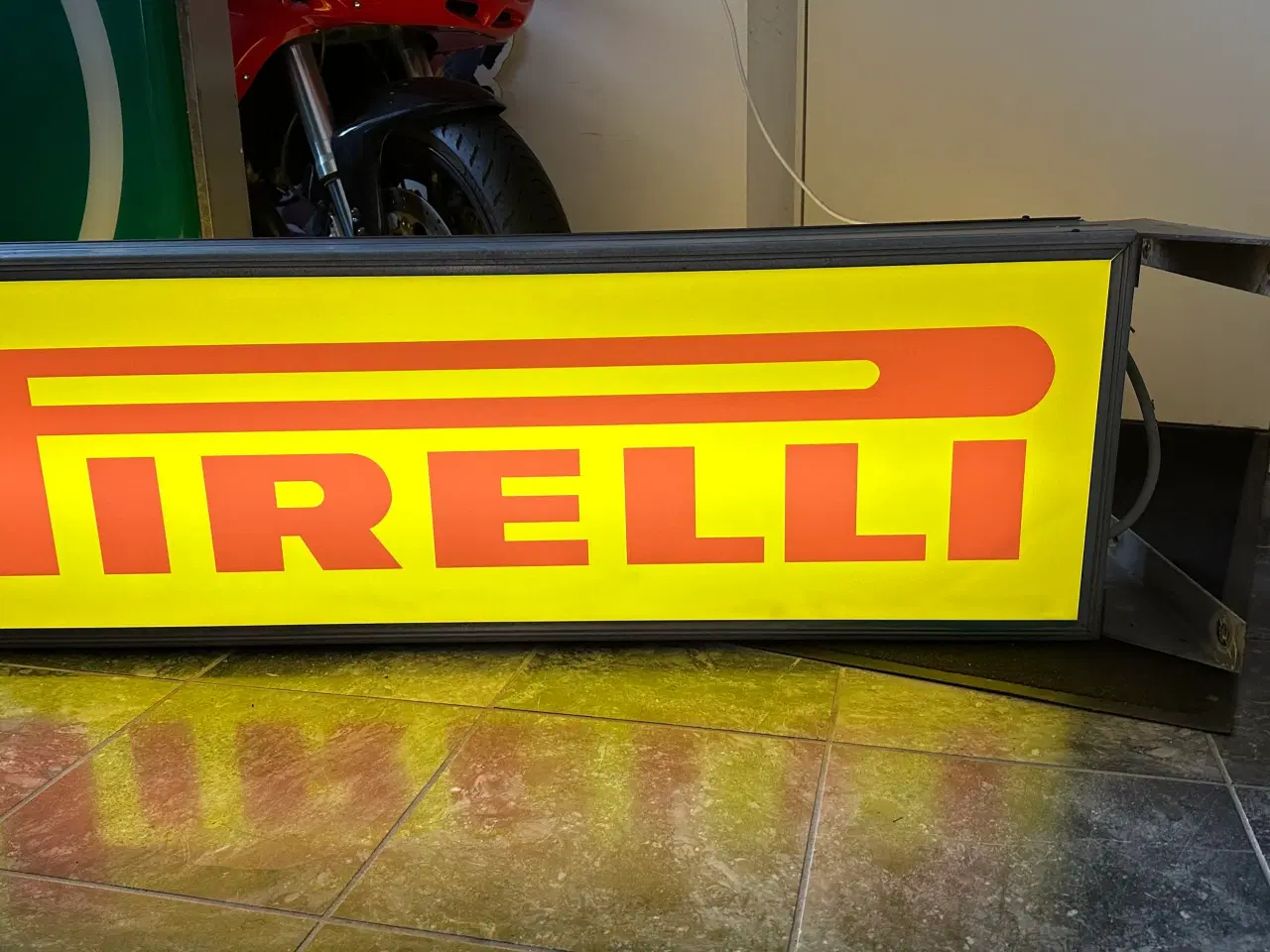 Billede 2 - Pirelli lysskilt