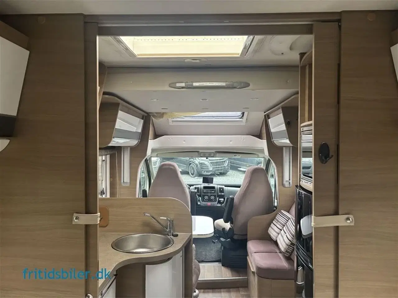 Billede 5 - 2015 - Elnagh T-Loft 531   Elnagh med 2 store langsgående senge og bad og wc bag i bilen og 5 selepladser