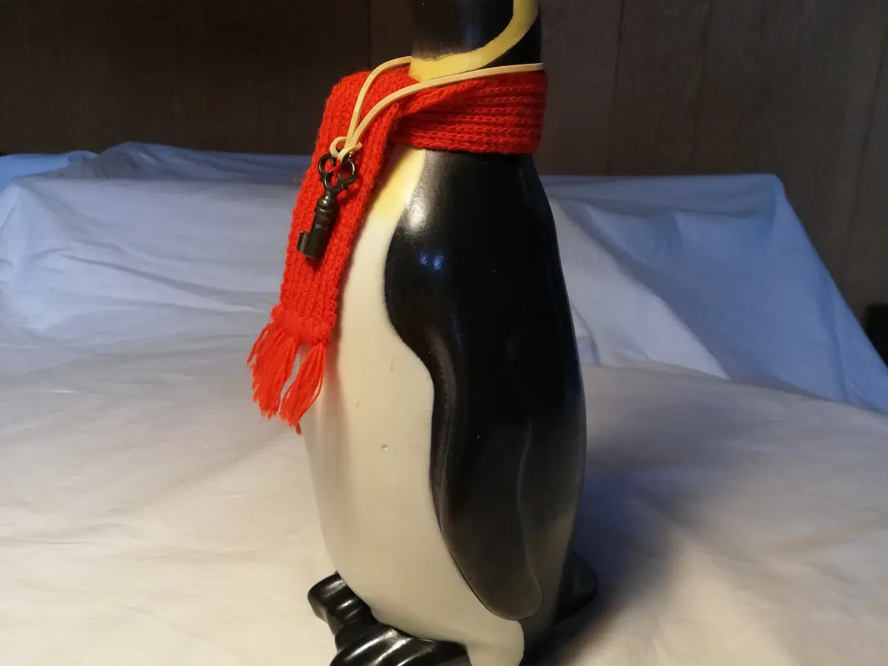 Billede 2 - Pondus pingvin sparebøsse med tørklæde og nøgle