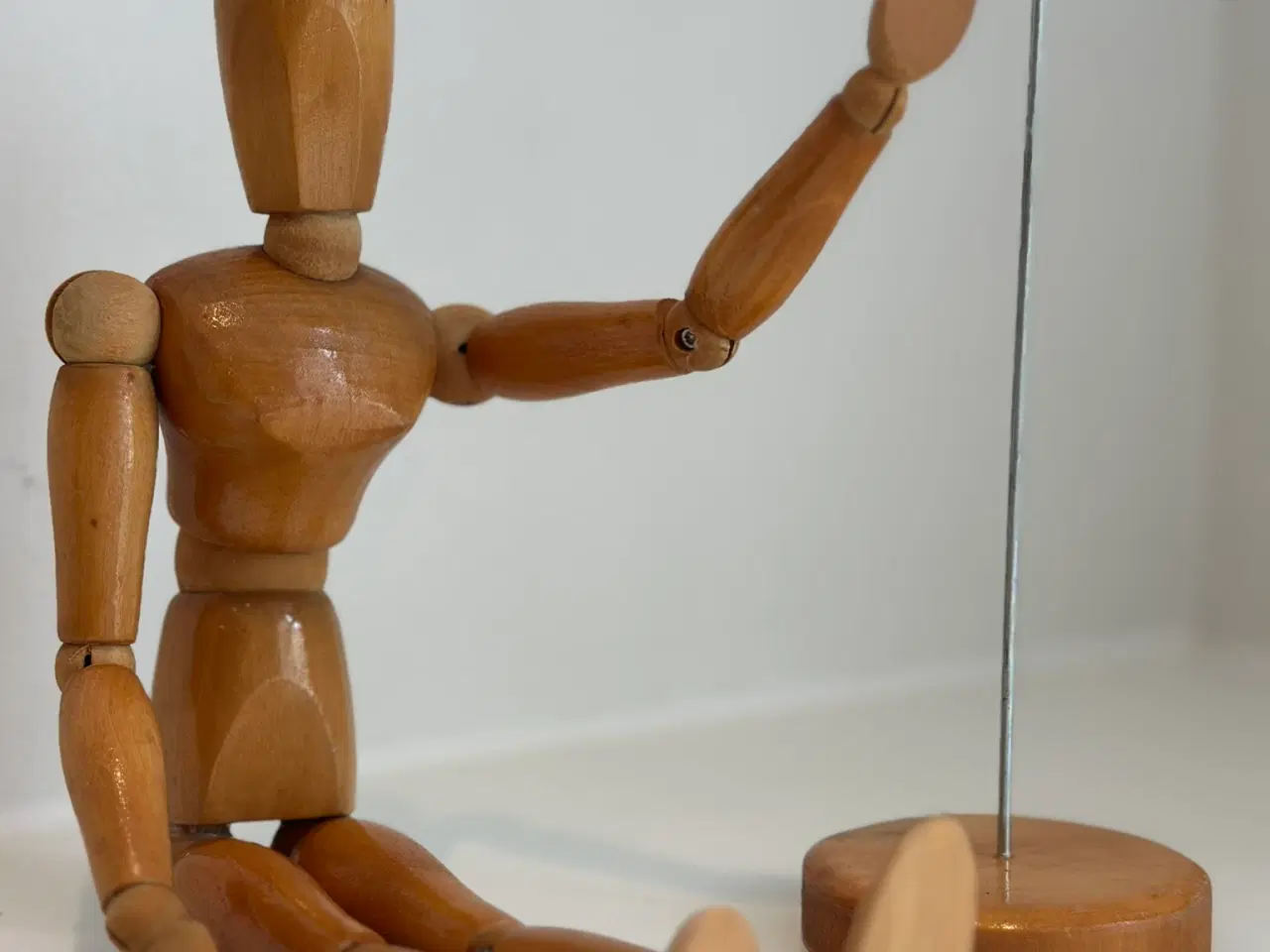 Billede 2 - Gammel tegnefigur / kunstner-dukke i træ