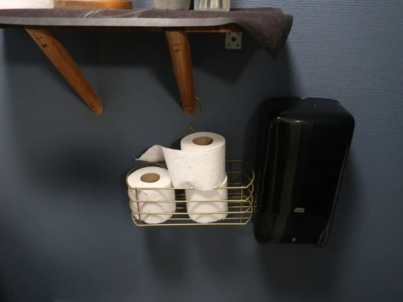 Billede 3 - Hylde med indhold