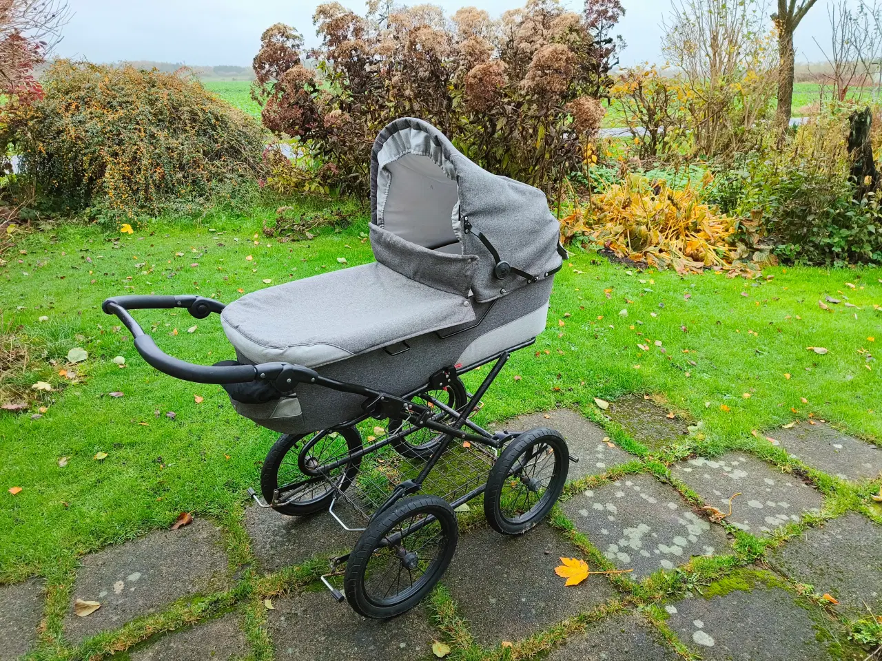 Billede 1 - Trille barnevogn, madras, sele, fluenet.