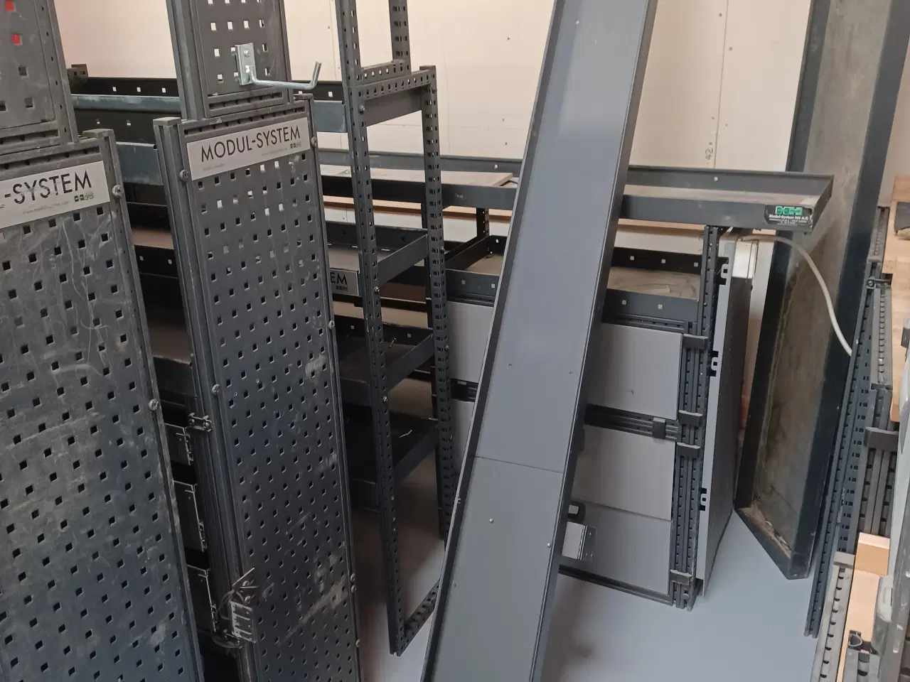 Billede 10 - varebil reoler på lageret