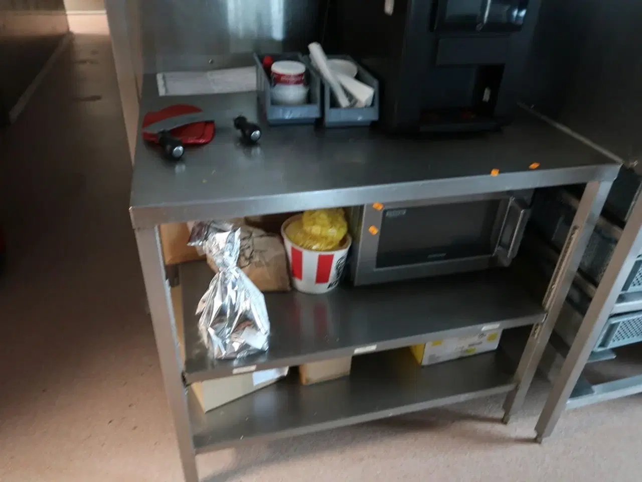 Billede 1 - Rustfri stålbord med indhold uden mikrobølgeovn