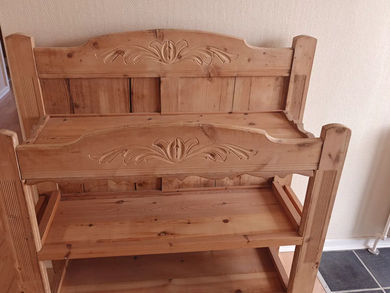 Billede 2 - Reol med fine detaljer og udskæring 
