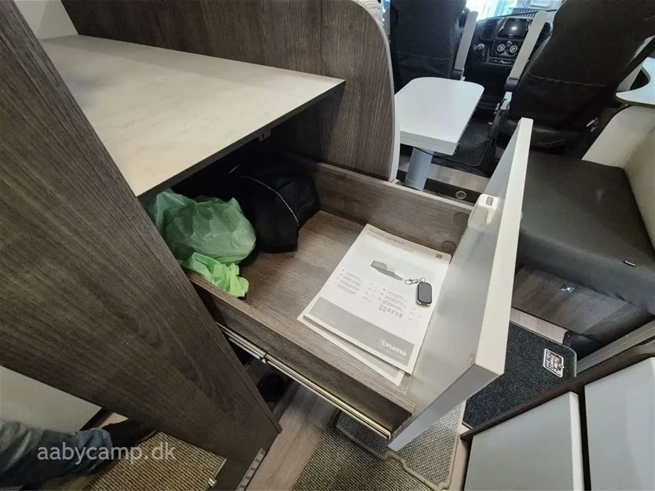 Billede 14 - 2023 - Benimar Amphitryon 983   Solceller. 2x Batterier. 2000w inverter. markise. A/C i bo-del. helårsdæk. undervognsbehandling. helårsdæk. Elektrisk indgangstrin. kun 16000 km!!!