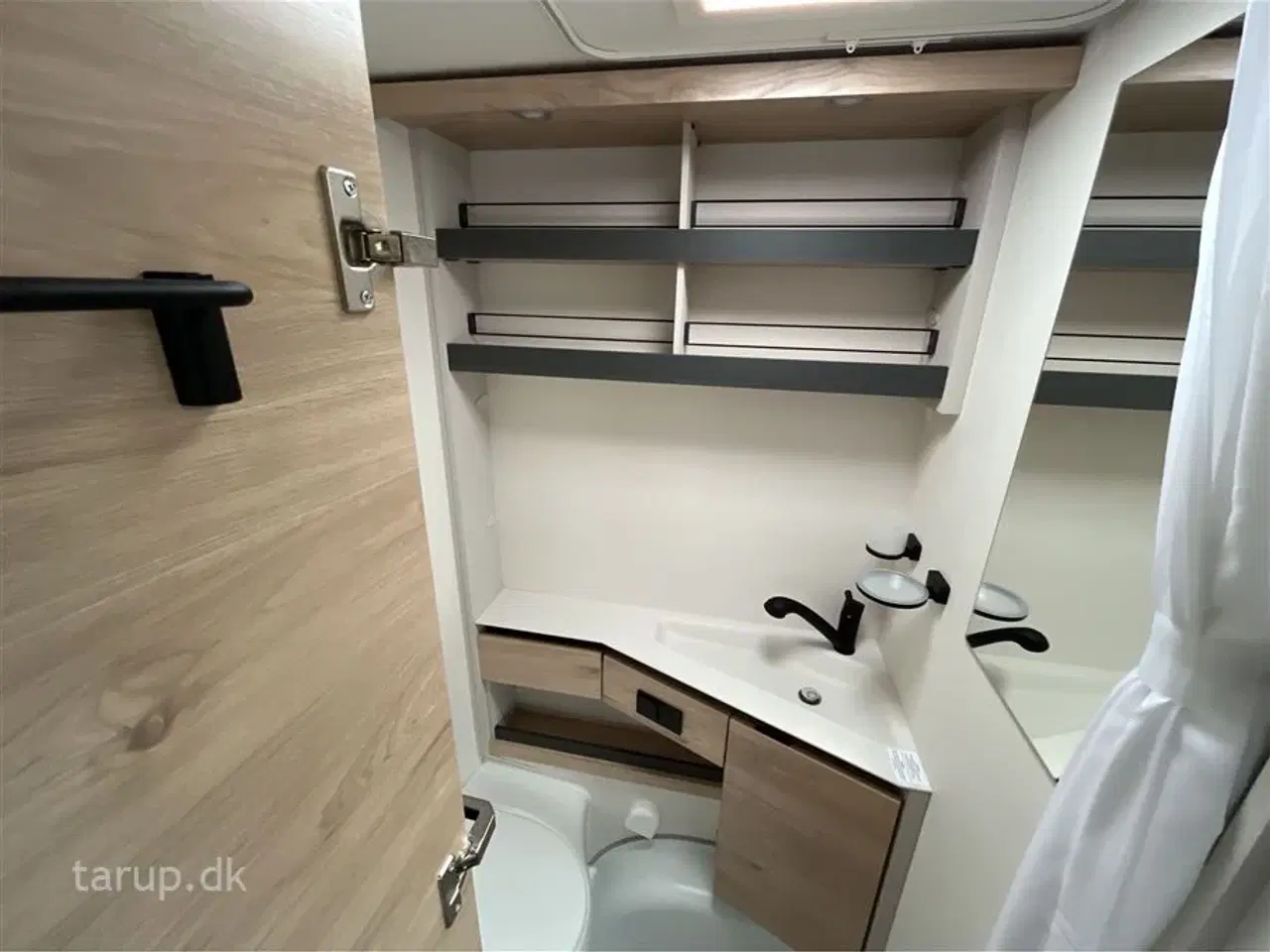 Billede 16 - 2026 - Dethleffs Camper 460 EL    Enkeltsenge med sengeudvidelse, NYHED nu med 2 gasblus, ende-sidde-gruppe, el-gulv-varme, 17 tommer alufælge, 137 l. køleskab m/ fryser,