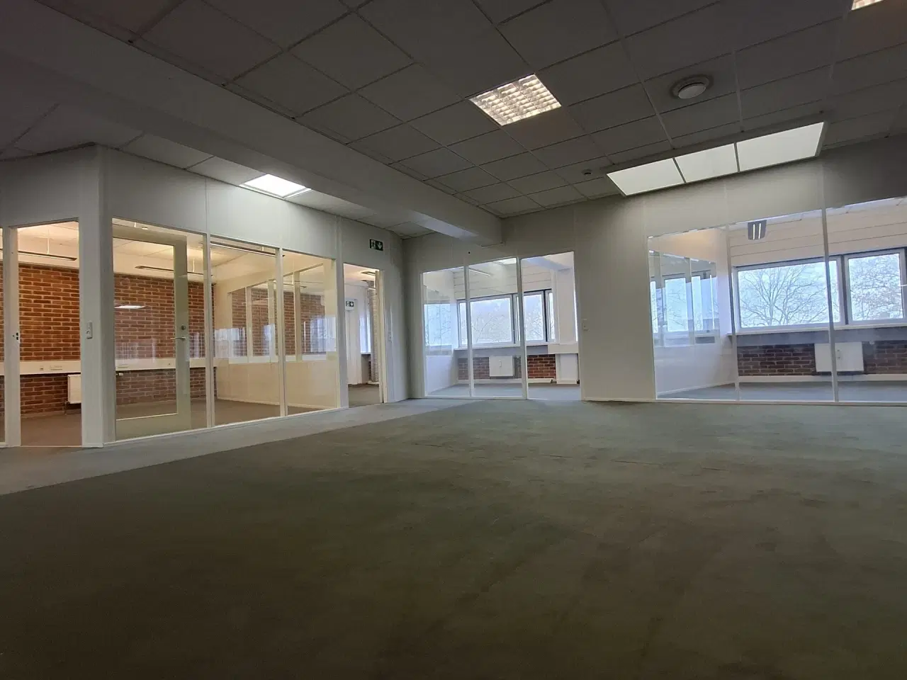 Billede 15 - Suveræn Beliggenhed – Showroom. Klinik, Butik, Gaming, Kontor mm. – Stort åbent areal i midten og mindre cellekontorer i glas.