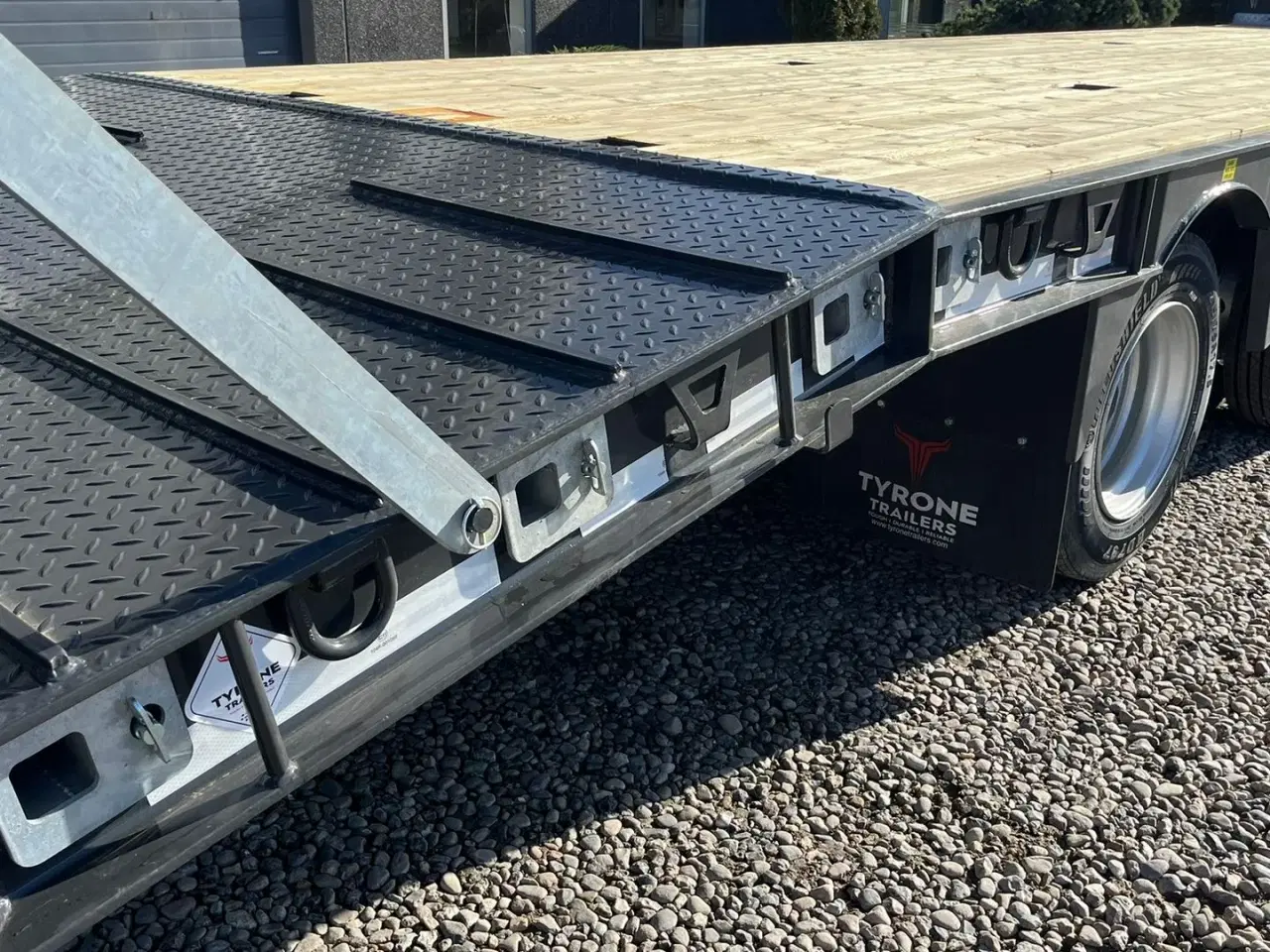 Billede 14 - Tyrone 27TLL LANG MODEL med forbredningsudstyr . Affjedret træk og affjedret aksler. Med hydrauliske ramper og værktøjskasse