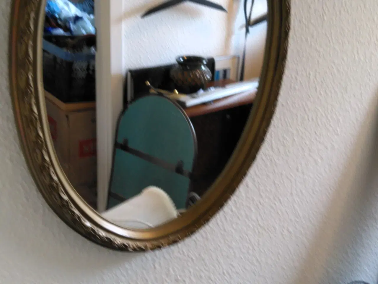 Billede 1 - Ovalt spejl med flot gylden ramme.